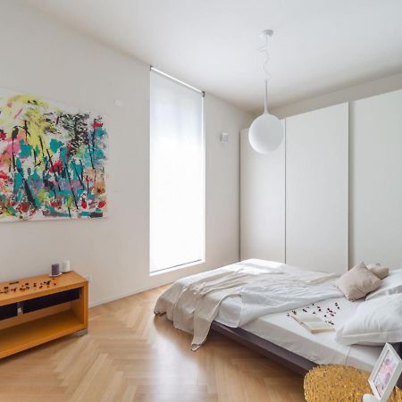 The Best Rent - Spacious Three-Bedroom Apartment With Terrace Milan Bagian luar foto