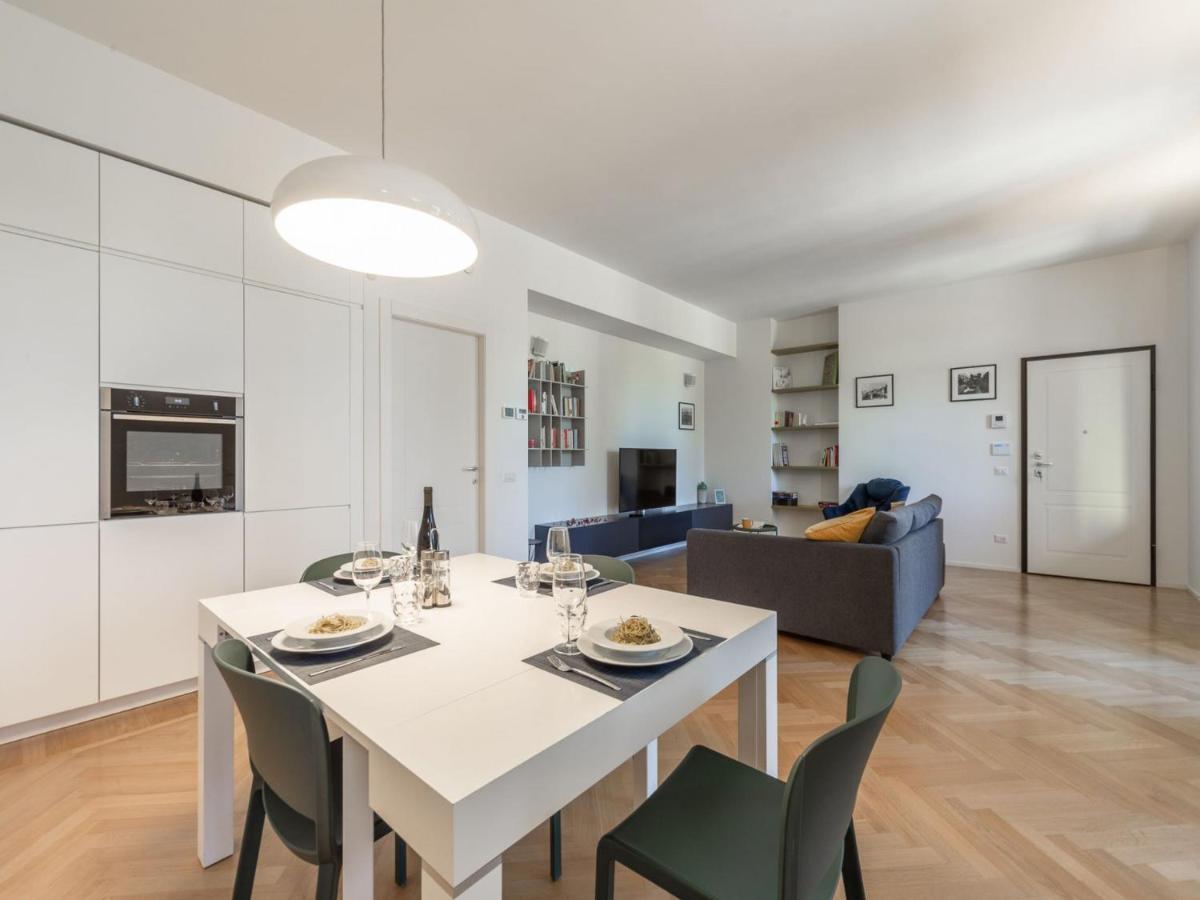 The Best Rent - Spacious Three-Bedroom Apartment With Terrace Milan Bagian luar foto