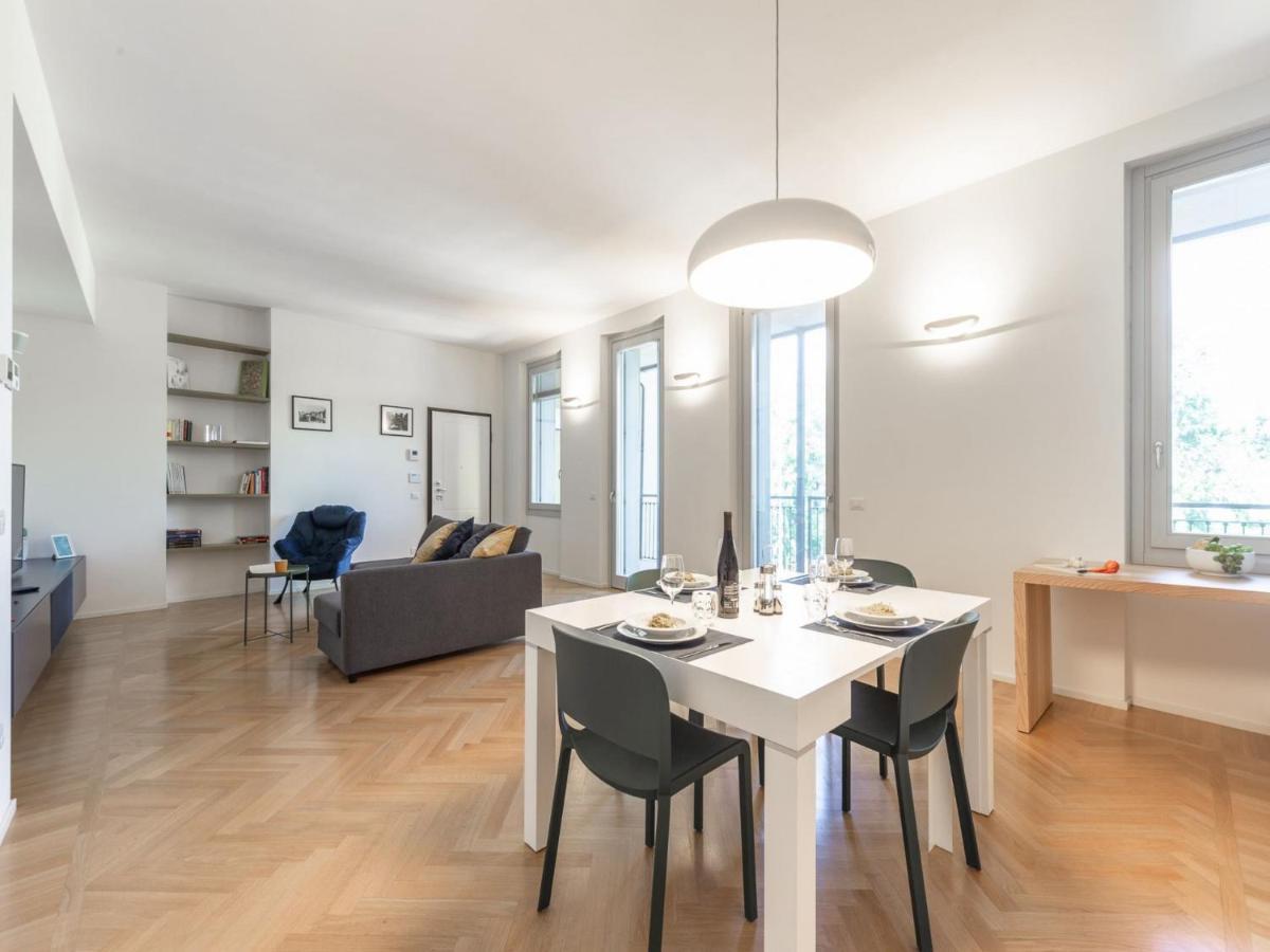 The Best Rent - Spacious Three-Bedroom Apartment With Terrace Milan Bagian luar foto