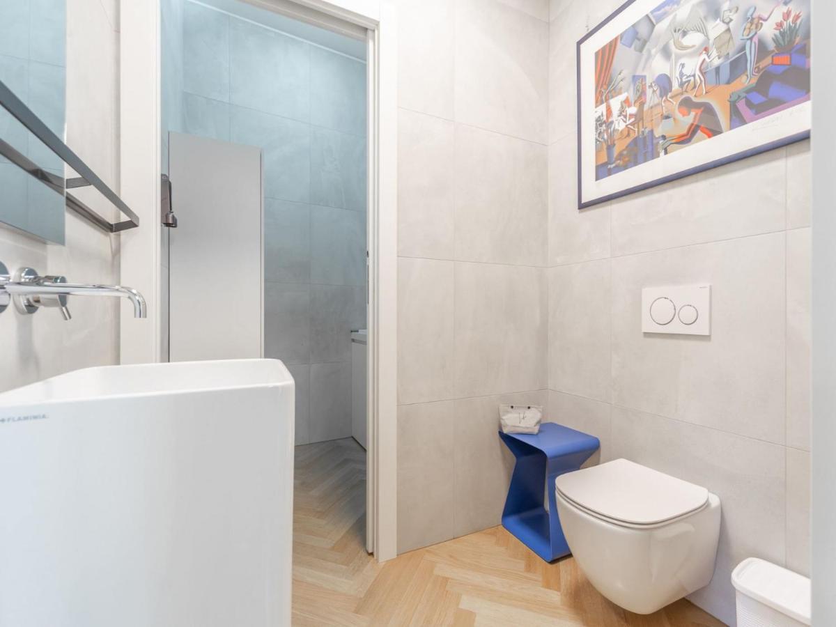 The Best Rent - Spacious Three-Bedroom Apartment With Terrace Milan Bagian luar foto
