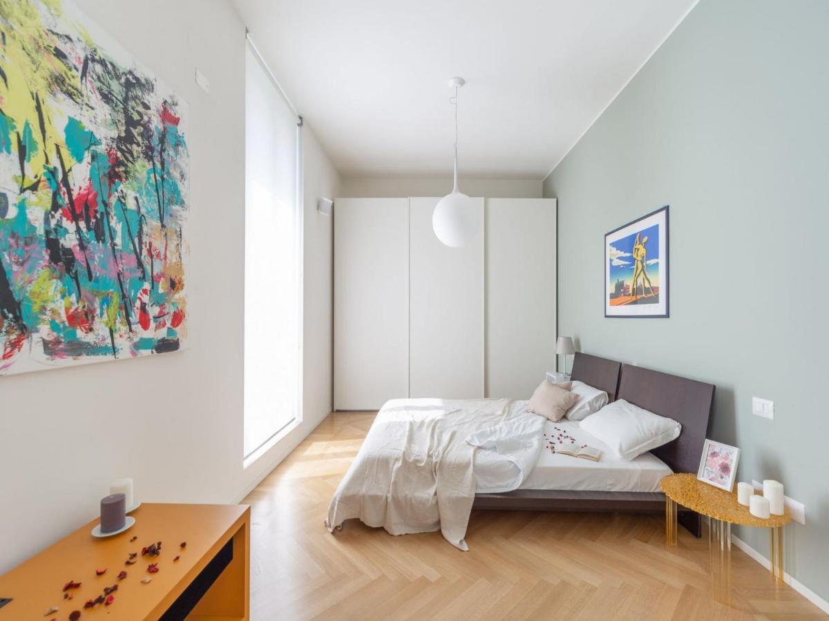 The Best Rent - Spacious Three-Bedroom Apartment With Terrace Milan Bagian luar foto