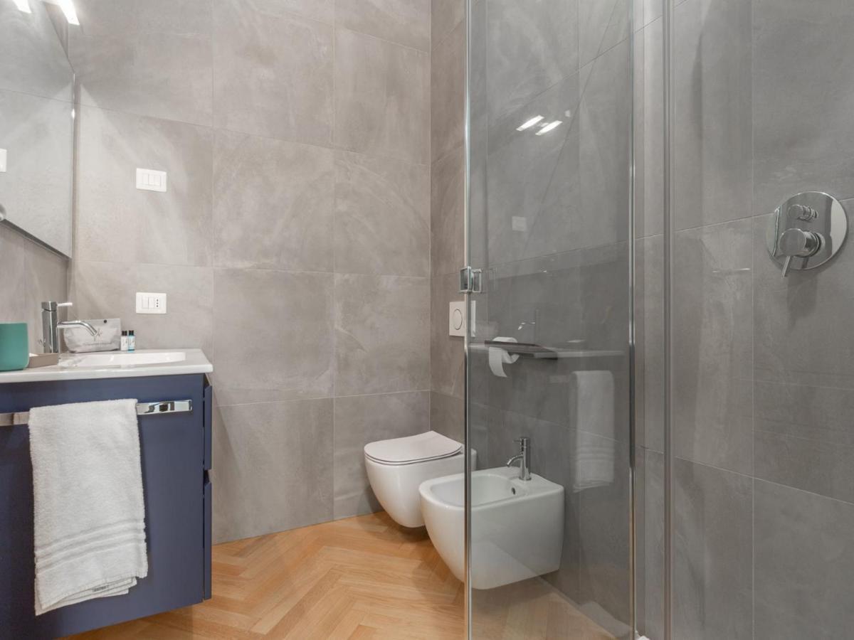 The Best Rent - Spacious Three-Bedroom Apartment With Terrace Milan Bagian luar foto