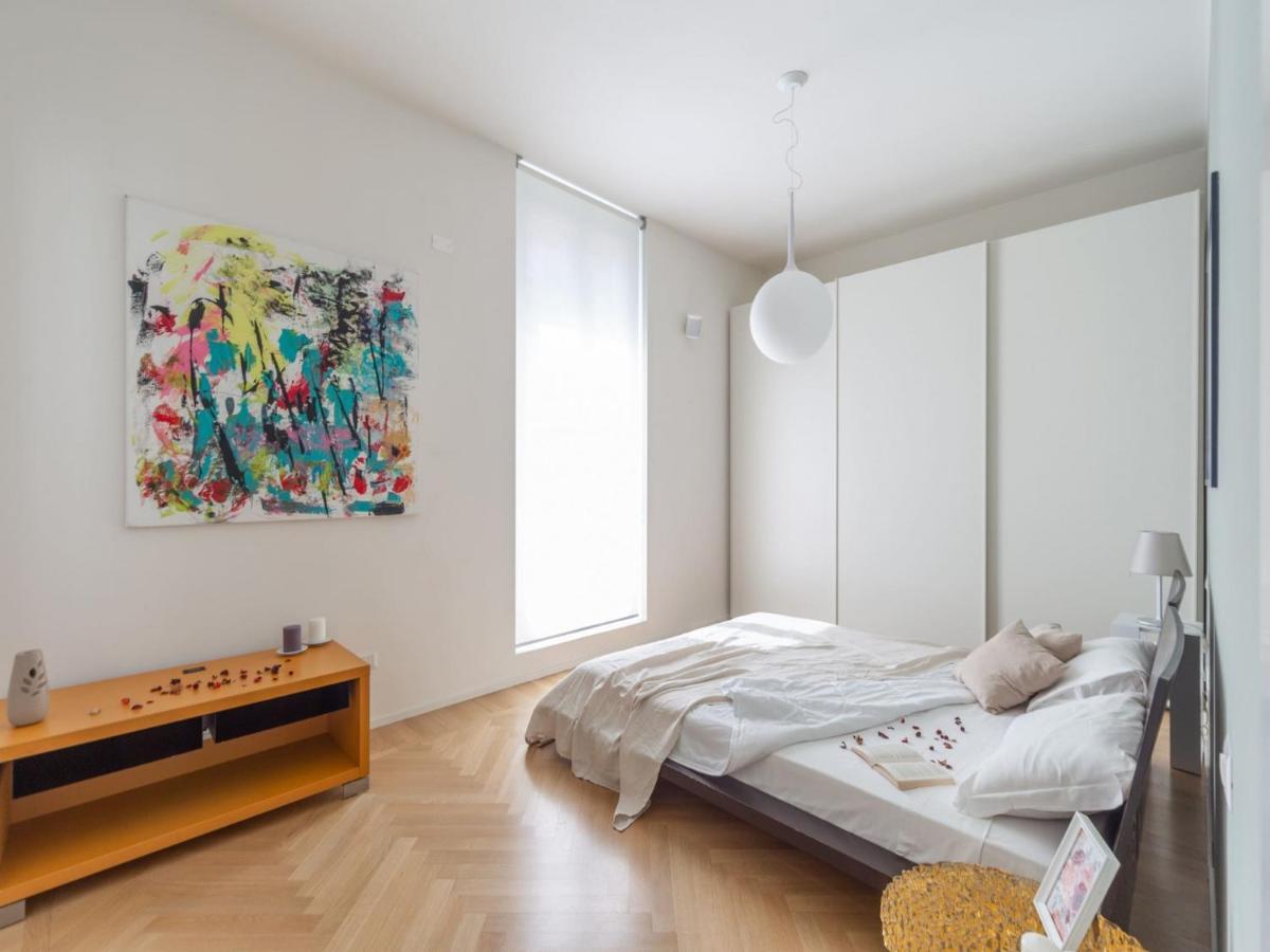 The Best Rent - Spacious Three-Bedroom Apartment With Terrace Milan Bagian luar foto